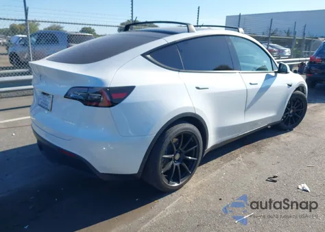 2022 Tesla Model Y Long Range Dual Motor All-Wheel Drive z USA, uszkodzony, nr VIN 7SAYGAEE1NF336521